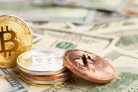 bitcoin-pile-top-dolar-bills_23-2148285293.jpg Kryptowährungen